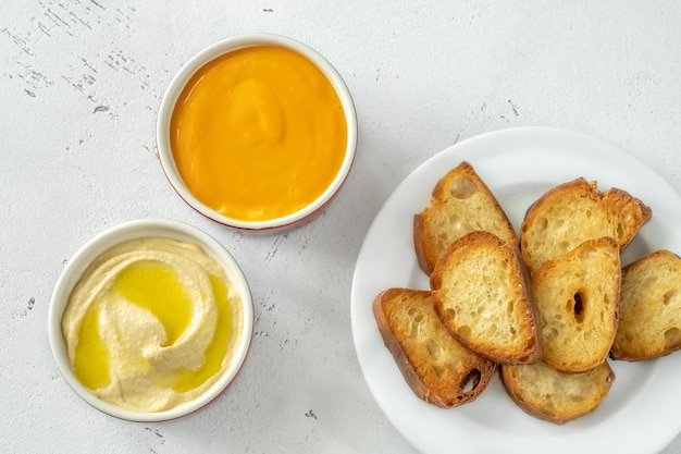 Brot mit Cheddar-Sauce und Hummus