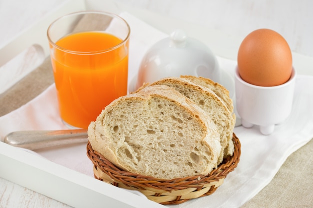 Brot mit Ei und Orangensaft