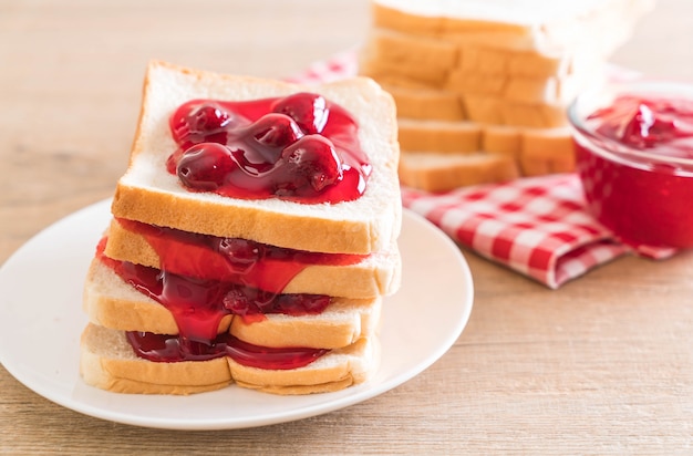 Brot mit Erdbeermarmelade