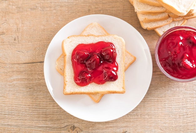 Brot mit Erdbeermarmelade