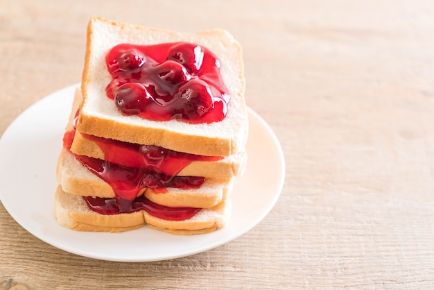 Brot mit Erdbeermarmelade