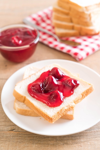 Brot mit Erdbeermarmelade