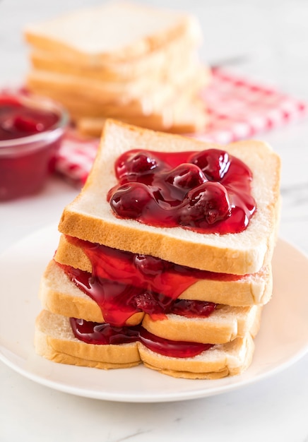 Brot mit Erdbeermarmelade