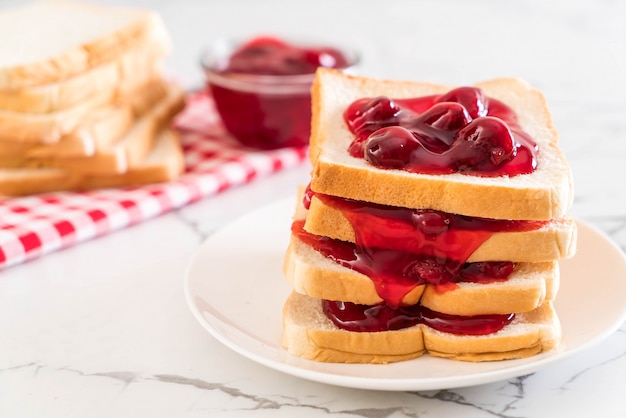 Brot mit Erdbeermarmelade