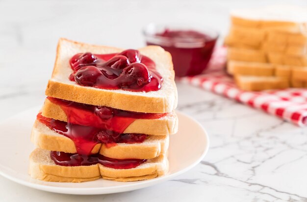 Brot mit Erdbeermarmelade