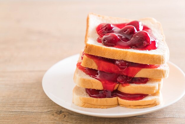 Brot mit Erdbeermarmelade