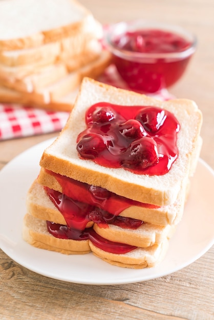 Brot mit Erdbeermarmelade