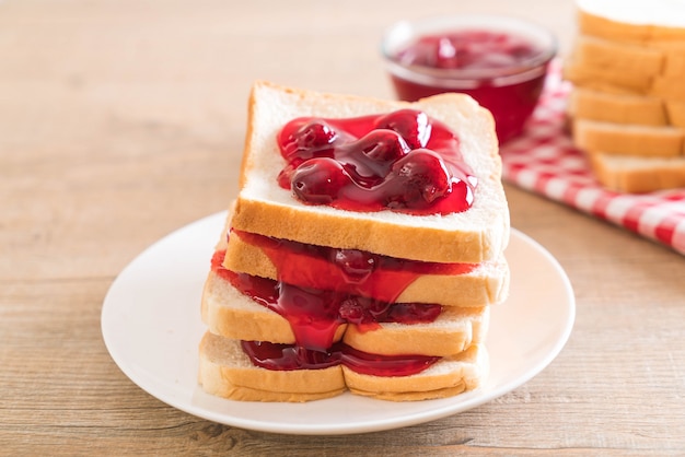 Brot mit Erdbeermarmelade