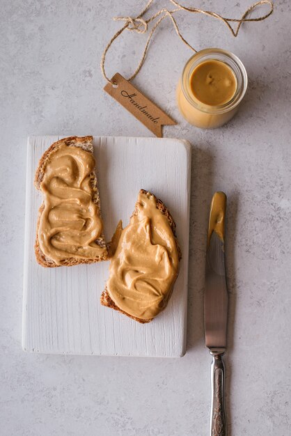 Brot mit Erdnussbutter