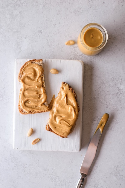 Brot mit Erdnussbutter