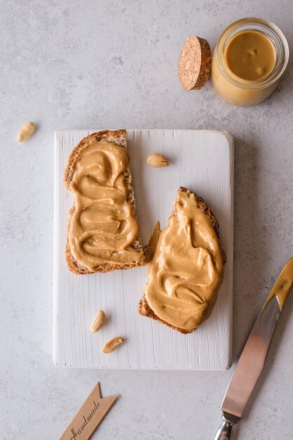 Brot mit Erdnussbutter