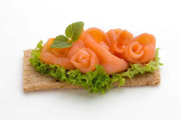 Brot mit frischem Lachsfilet isoliert auf Weiß