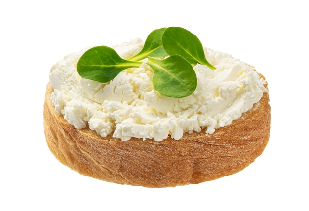 Brot mit Frischkäse auf weißem Hintergrund
