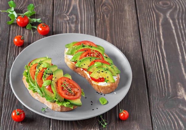 Brot mit gehackter Avocado und Tomaten