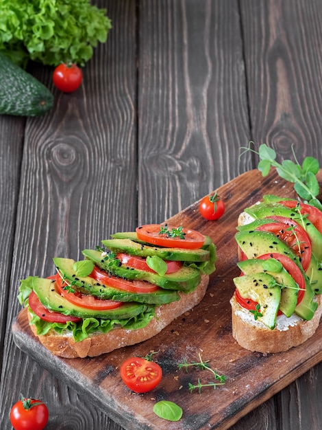 Brot mit gehackter Avocado und Tomaten