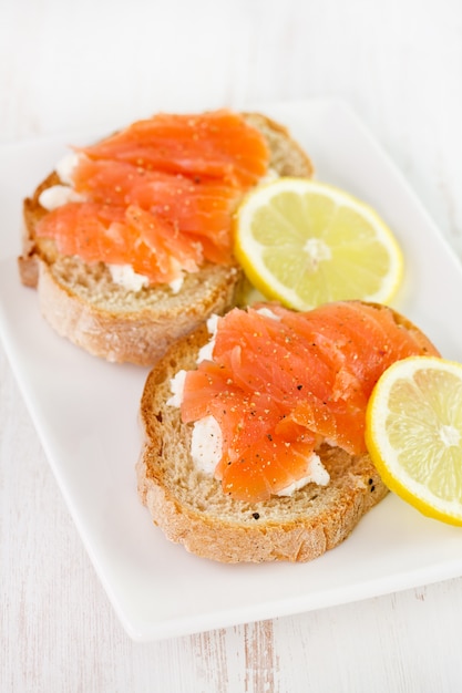 Brot mit gesalzenem Lachs