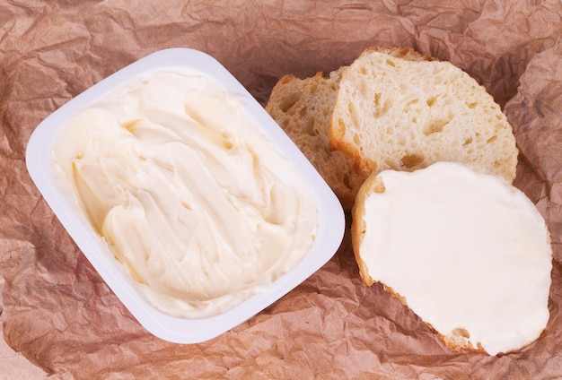 Brot mit geschmolzenem Frischkäse Auf braunem Papier