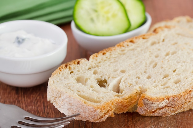 Brot mit Gurkensauce