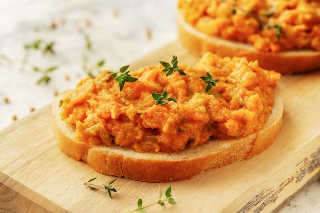 Brot mit hausgemachtem Kaviargemüse - Kürbis, Zucchini, Tomaten, Zwiebeln, Karotten, Paprika und Peperoni