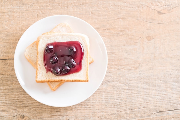 Brot mit Heidelbeermarmelade