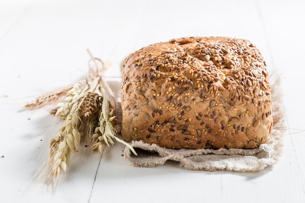 Brot mit Ähren und mehreren Körnern zum Frühstück