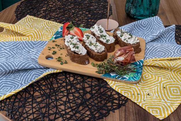 Brot mit Käse, serviert auf einem Tablett, das auf Servietten liegt