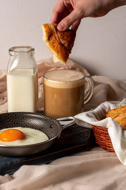 Brot mit Kaffee mit Milch traditionelles kolumbianisches Essen