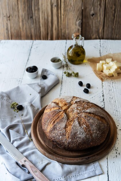 Brot mit Kräutern und Öl im rustikalen Stil