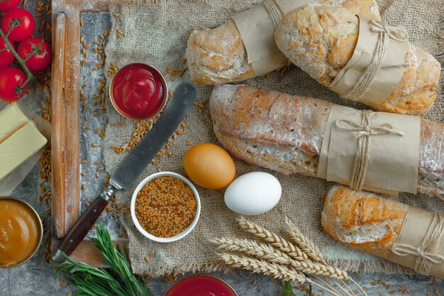 Brot mit Küchenzubehör auf dem Tisch