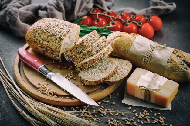 Brot mit Küchenzubehör auf dem Tisch