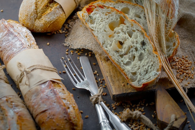 Brot mit Küchenzubehör auf dem Tisch