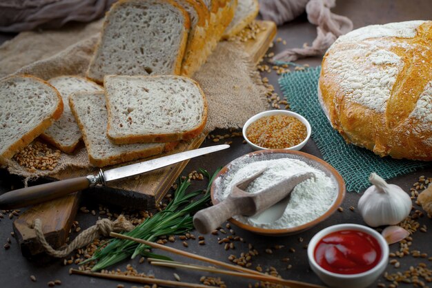 Brot mit Küchenzubehör auf dem Tisch