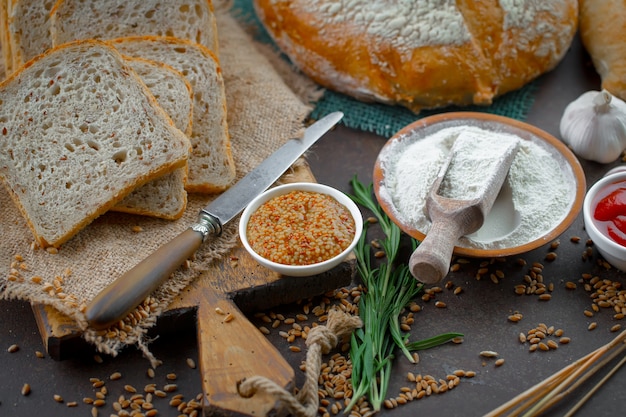 Brot mit Küchenzubehör auf dem Tisch