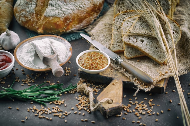 Brot mit Küchenzubehör auf dem Tisch