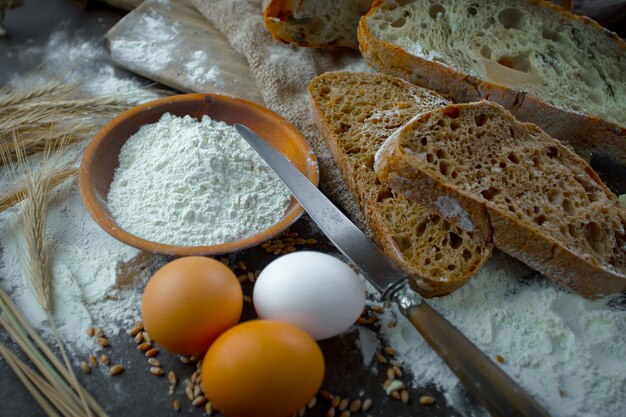 Brot mit Küchenzubehör auf dem Tisch