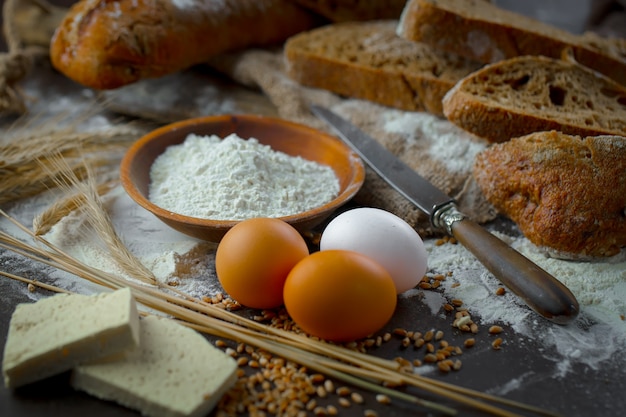 Brot mit Küchenzubehör auf dem Tisch