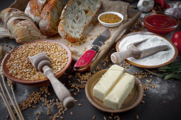 Brot mit Küchenzubehör auf dem Tisch