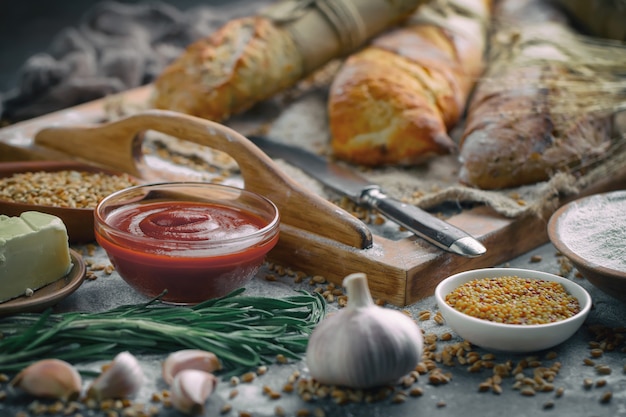 Brot mit Küchenzubehör auf dem Tisch