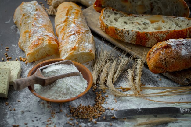 Brot mit Küchenzubehör auf dem Tisch