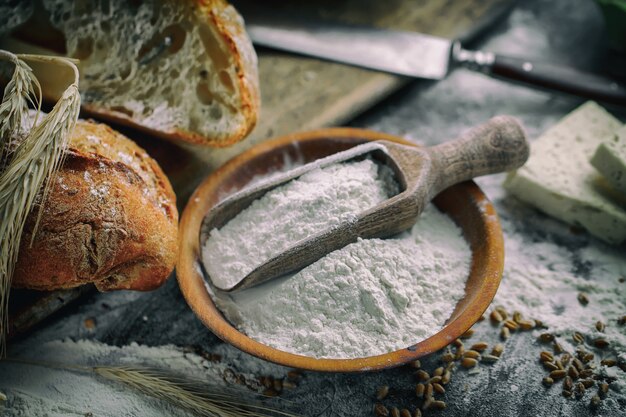 Brot mit Küchenzubehör auf dem Tisch