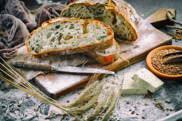 Brot mit Küchenzubehör auf dem Tisch