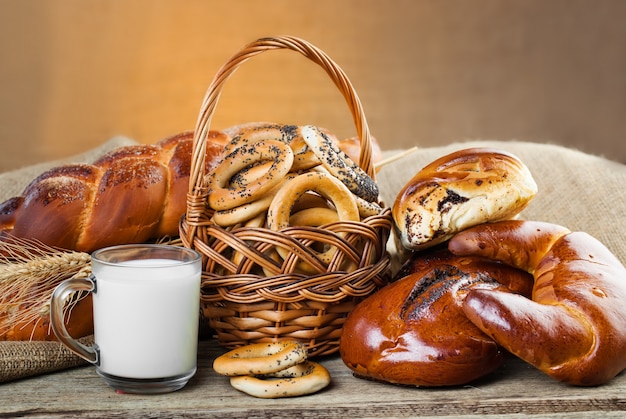 Brot mit Küchenzubehör auf dem Tisch