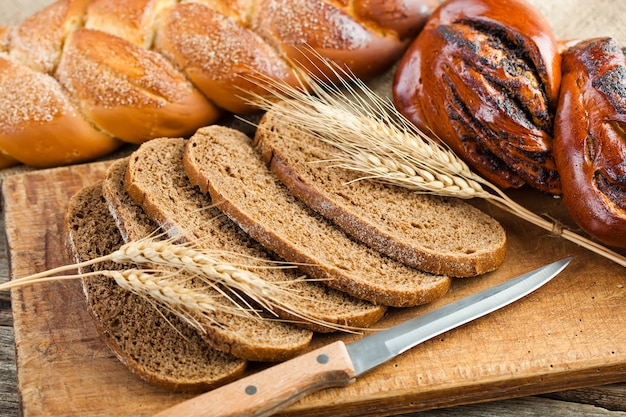 Brot mit Küchenzubehör auf dem Tisch