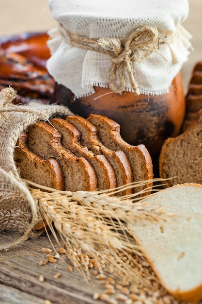 Brot mit Küchenzubehör auf dem Tisch