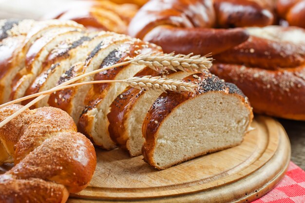 Brot mit Küchenzubehör auf dem Tisch