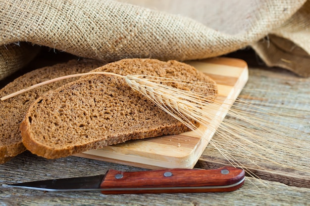 Brot mit Küchenzubehör auf dem Tisch