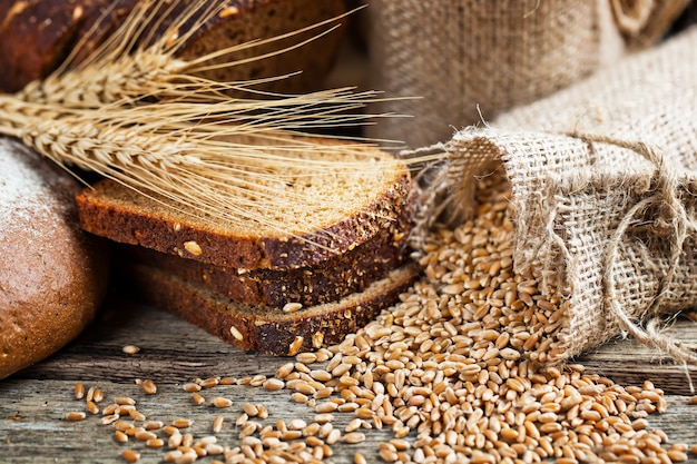 Brot mit Küchenzubehör auf dem Tisch