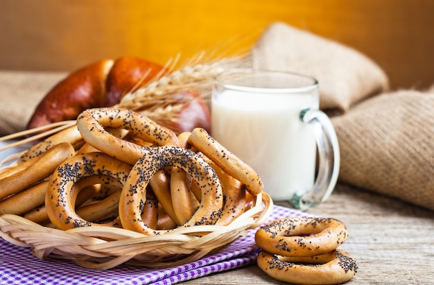 Brot mit Küchenzubehör auf dem Tisch