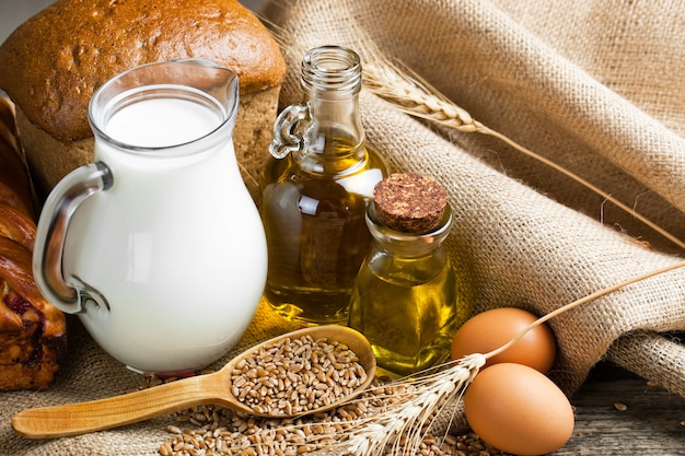 Brot mit Küchenzubehör auf dem Tisch