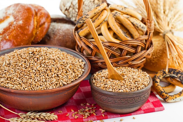 Brot mit Küchenzubehör auf dem Tisch